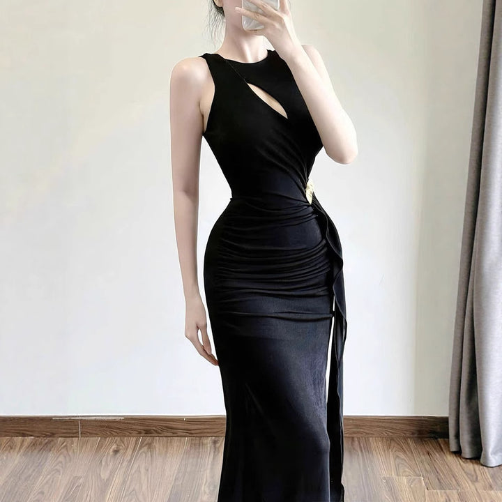 Dame figurtilpasset aftenkjole med asymmetrisk snit og elegant drapering Skovae