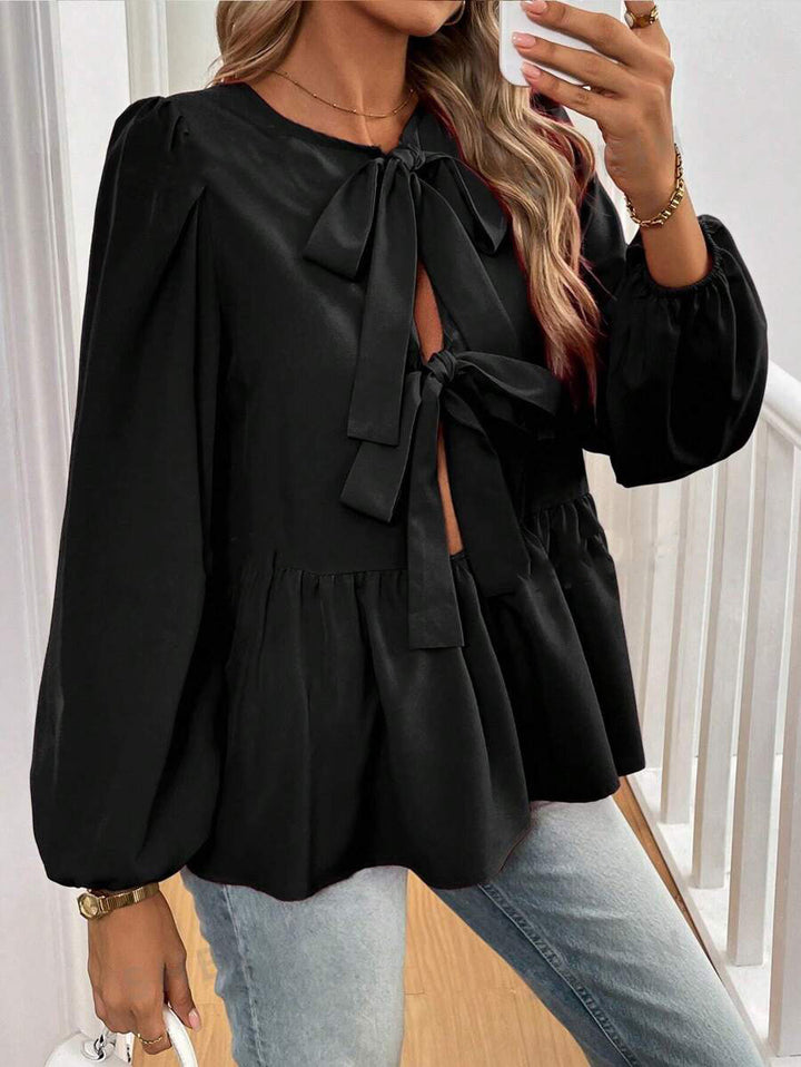Damebluse med elegante sløjfedetaljer og voluminøse ærmer Stilla