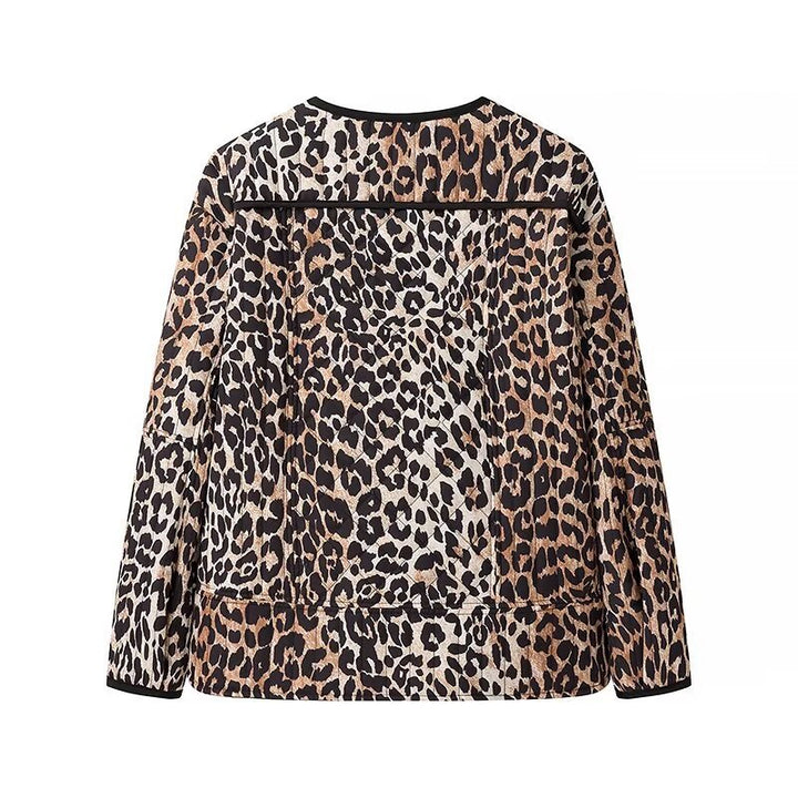 Dame moderigtig quiltet jakke i iøjnefaldende leo-design med praktiske lommer og elegante knapper Stilla