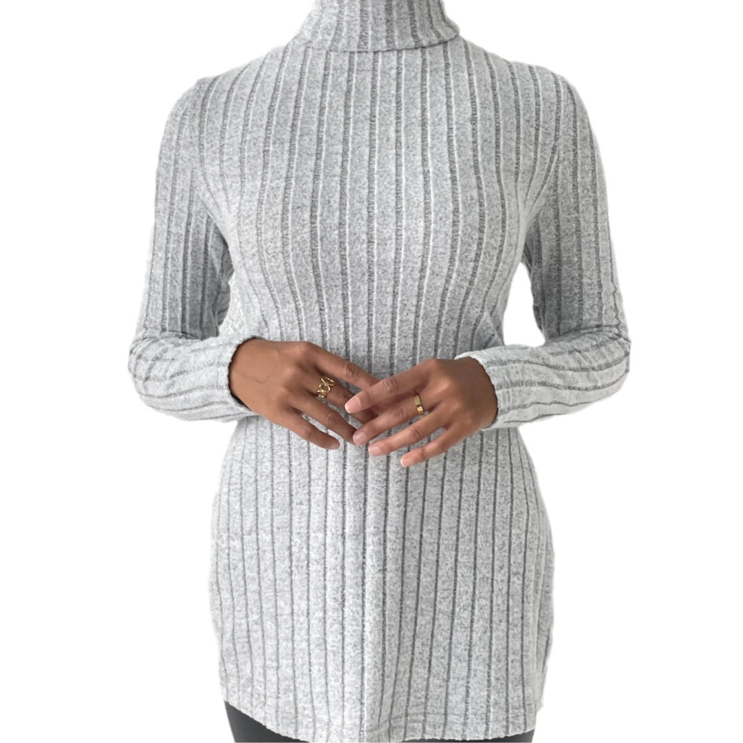 Dame rullekrave sweater med struktureret overflade og fashionable sidelæg Stilla