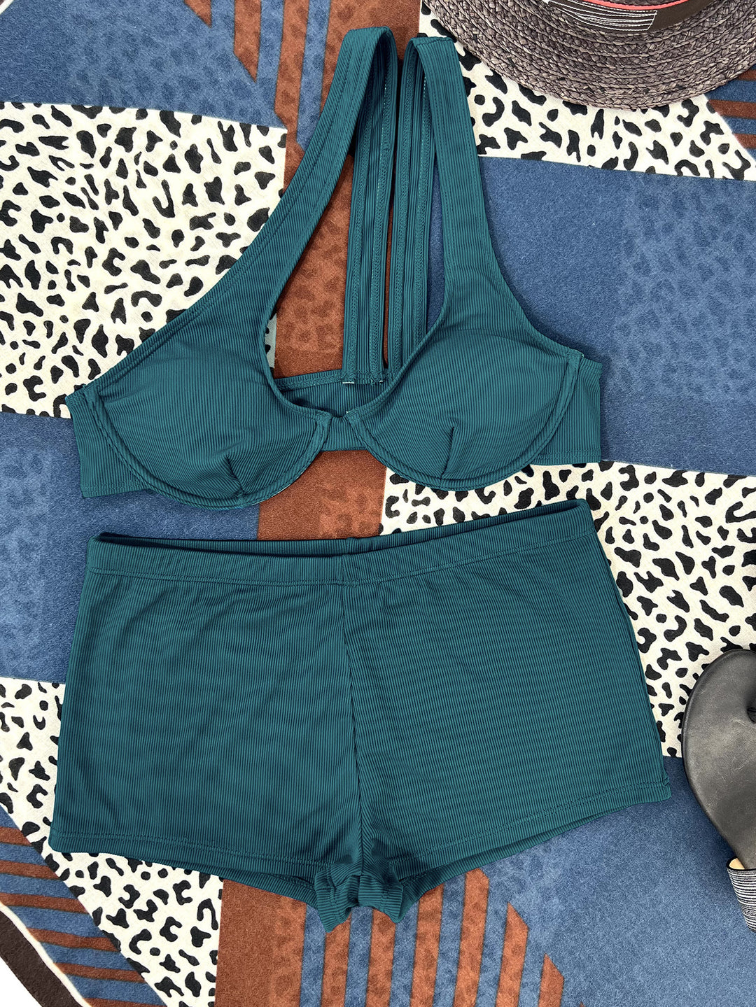 Dame højtaljet bikini med asymmetrisk top og støttende design Stilla