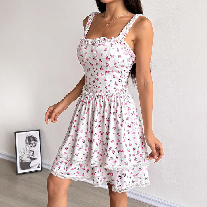 Dame legende sommerkjole med flæsedetaljer og blomsterdesign Skovae