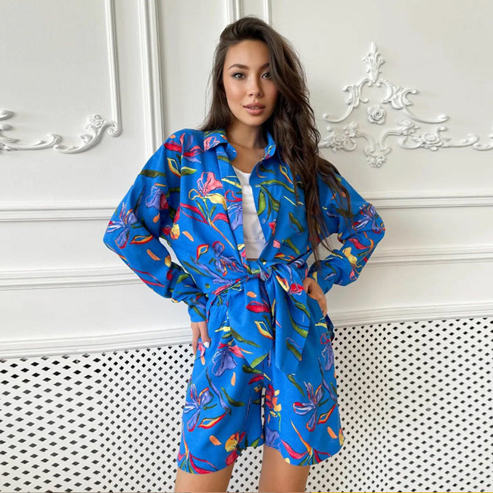 Dame Mode og legende bluse-short-kombination med blomsterdesign Stilla
