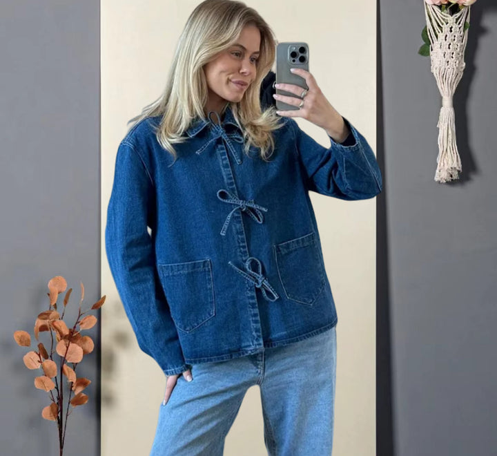 Dame denim jakke med dekorative sløjfer og praktiske lommer