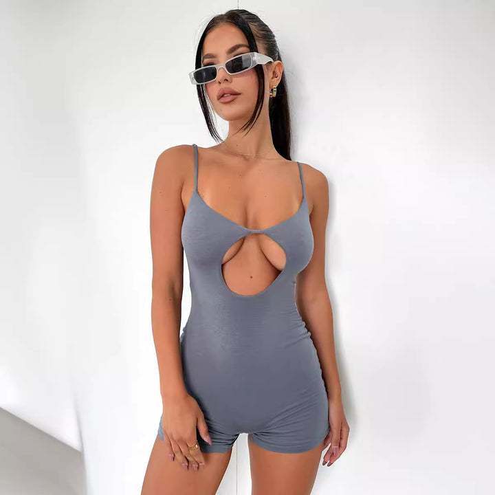 Damer tætsiddende jumpsuit med forførende cut-out og spaghetti stropper Skovae