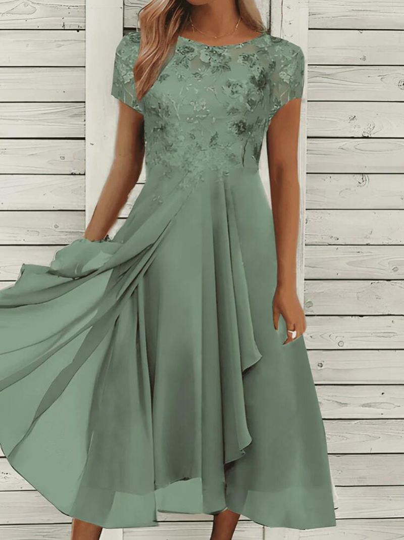 Dame med elegant chiffon midikjole med floral spidsapplikation og flydende klokkeslæt skørt Skovae