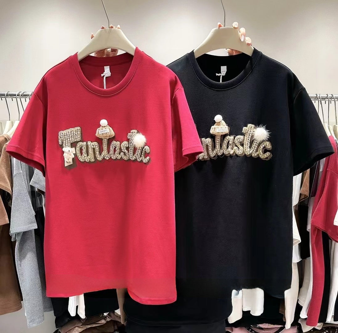 Dame T-shirt med stilfuld skrift og iøjnefaldende applikationer Stilla