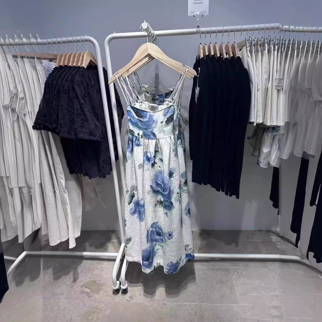 Dame flydende maxikjole med blomsterprint og fine spaghetti-stropper Stilla