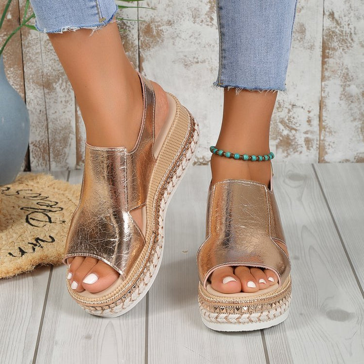 Dame Wedge-sandaler med modig metallisk overflade og behagelig plateau Stilla