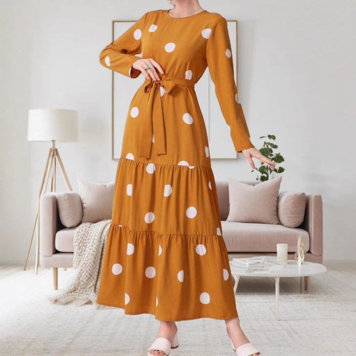Dame Maxikjole med legende polka-dot mønster og elegant bindebælte Stilla