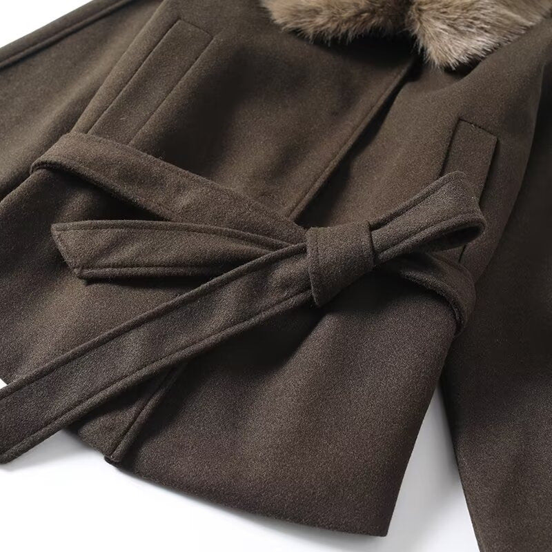 Kvinders overgangsjakke med luksuriøs fake fur krave og taljebælte Stilla