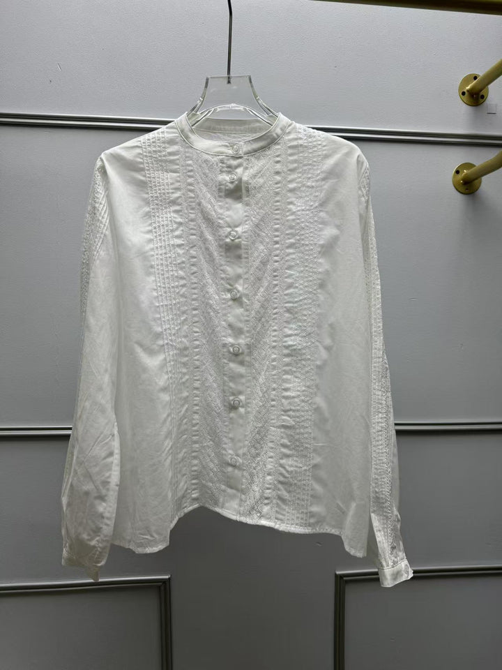 Damebluse med fine broderier og dekorative knapdetaljer Stilla