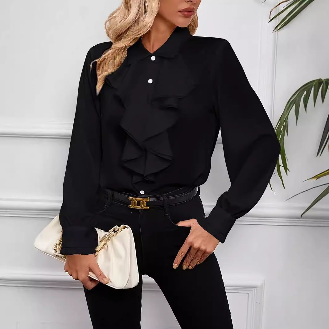 Damebluse med flæsebesætning og elegant krave Stilla