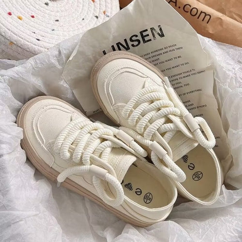 Dame sneakers i sporty-elegant design med tyk plateau og moderne snørebånd Stilla