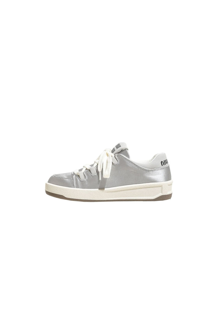 Dame Sneakers med skinnende satin-overdel og innovativt snøresystem Stilla
