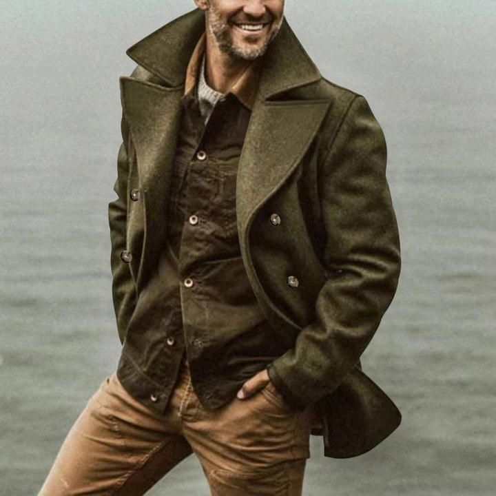 Herre mode Peacoat lavet af kvalitets uldmix med klassisk reverskrave og elegante knapper Stilla