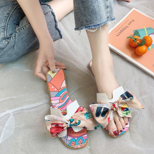Dame slide-sandaler med farverige trykmotiver og elegant sløjfeapplikation Stilla
