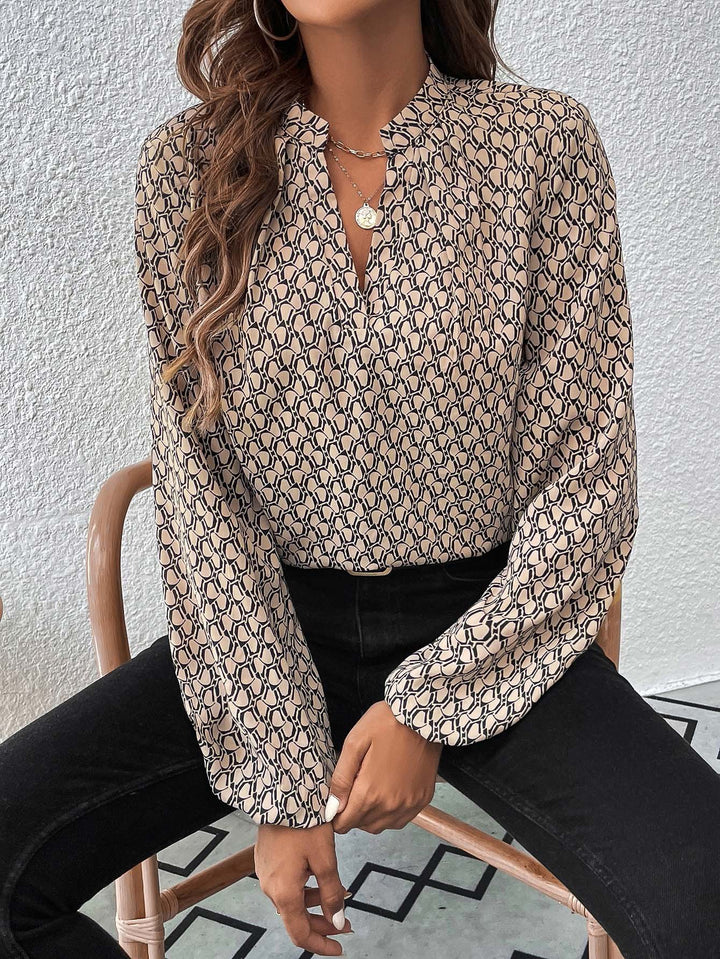 Damebluse med moderne geometrisk mønster og elegant kraveparti Stilla