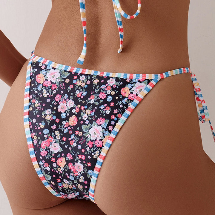 Dame bikini med blomsterprint og legende bindebånd Skovae