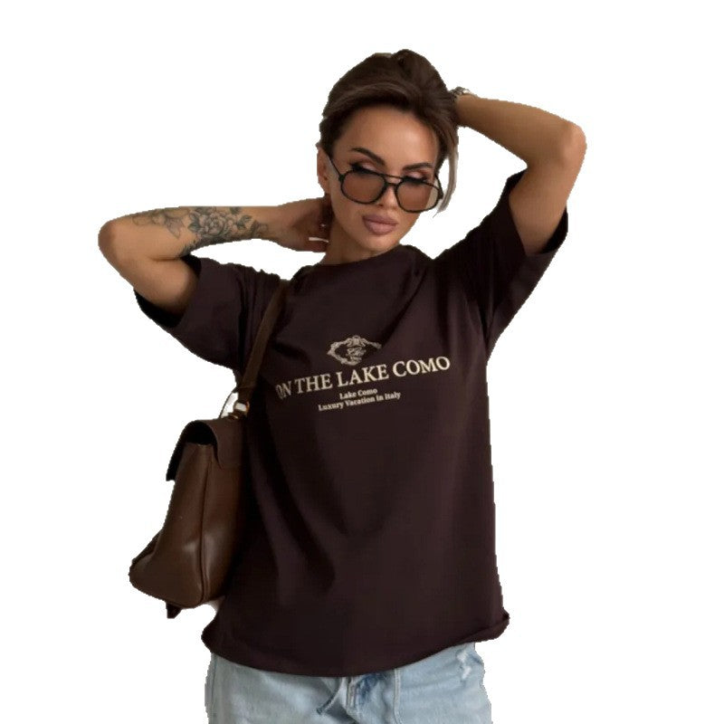 Dame T-shirt med elegant tekst og moderne casual-snit Stilla