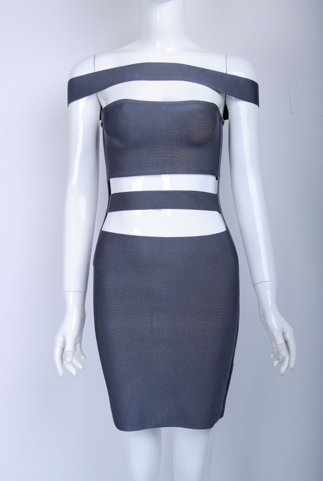 Dame figursyet kjole med off-shoulder design og cut-out-elementer Stilla