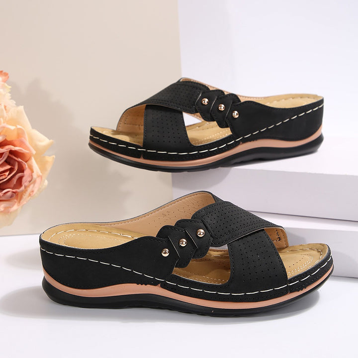 Dame sandaler med elegant blomsteraccent og perforerede stropper Stilla
