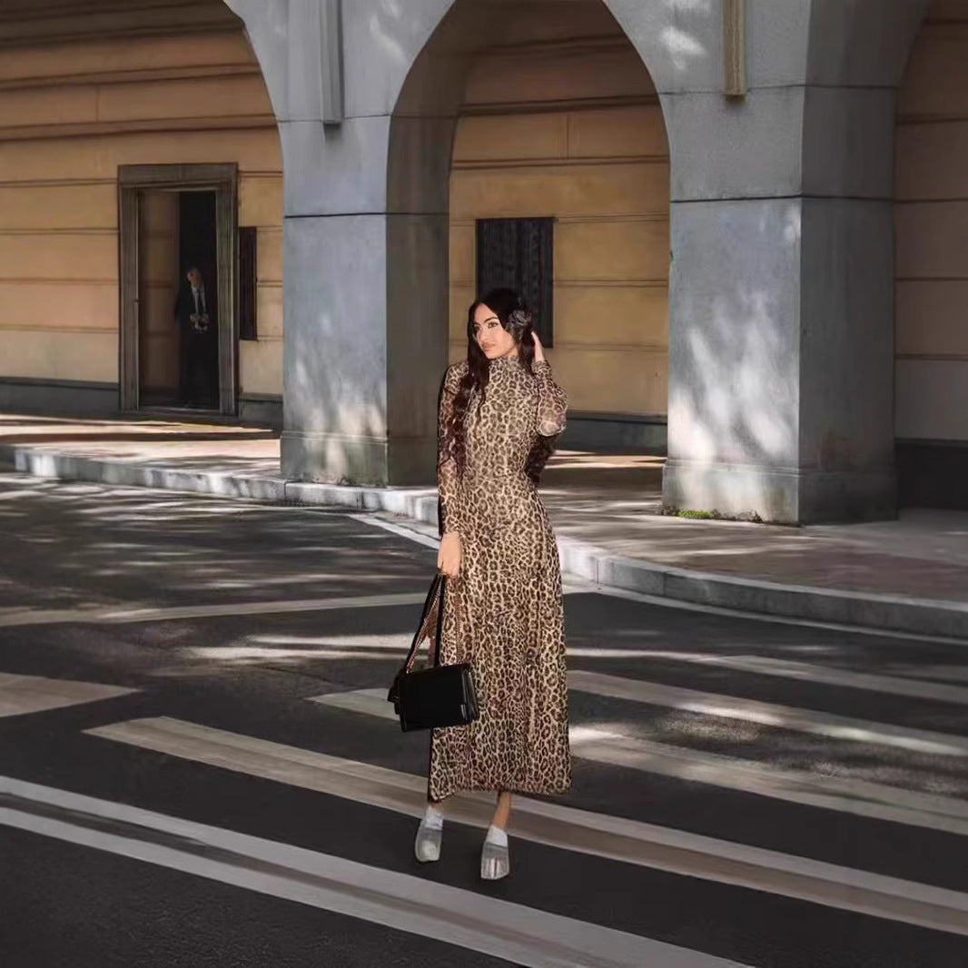 Dame maxikjole med figursyet snit og elegant leopardmønster Stilla