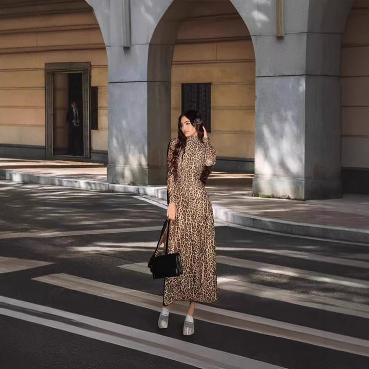 Dame maxikjole med figursyet snit og elegant leopardmønster Stilla
