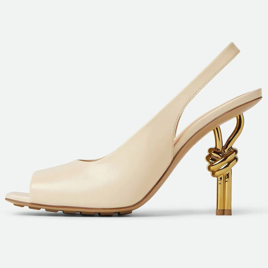 Femme Open-Toe Slingback-Hæle med skulptureret Gulddetalje Stilla