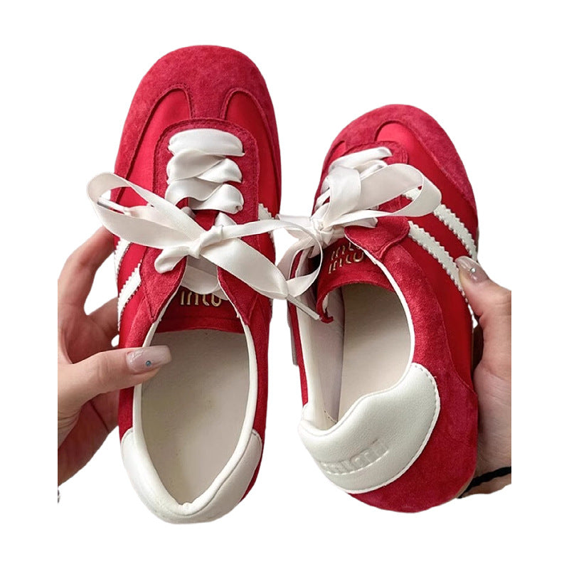 Dame Sneakers lavet af høj kvalitet ruskind med stilfulde satin snørebånd og skridsikker sål Stilla