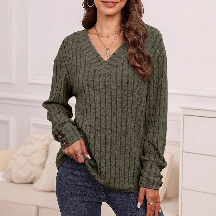 Dame V-hals sweater med fint stribemønster og knapdetaljer Stilla