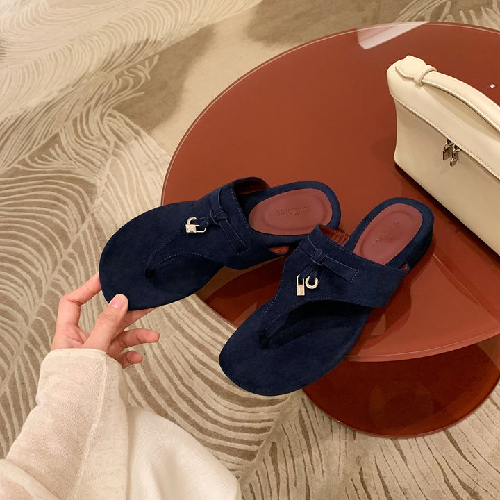 Dame elegante ruskind Tanga Sandaler med dekorativ hardware Stilla