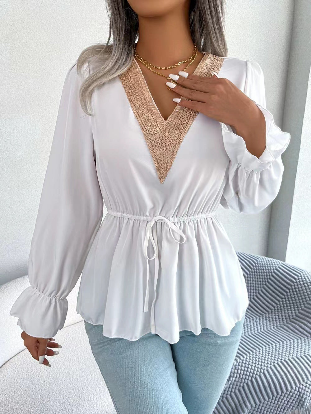 Dame elegant bluse med raffineret V-udskæring og volan detaljer Stilla