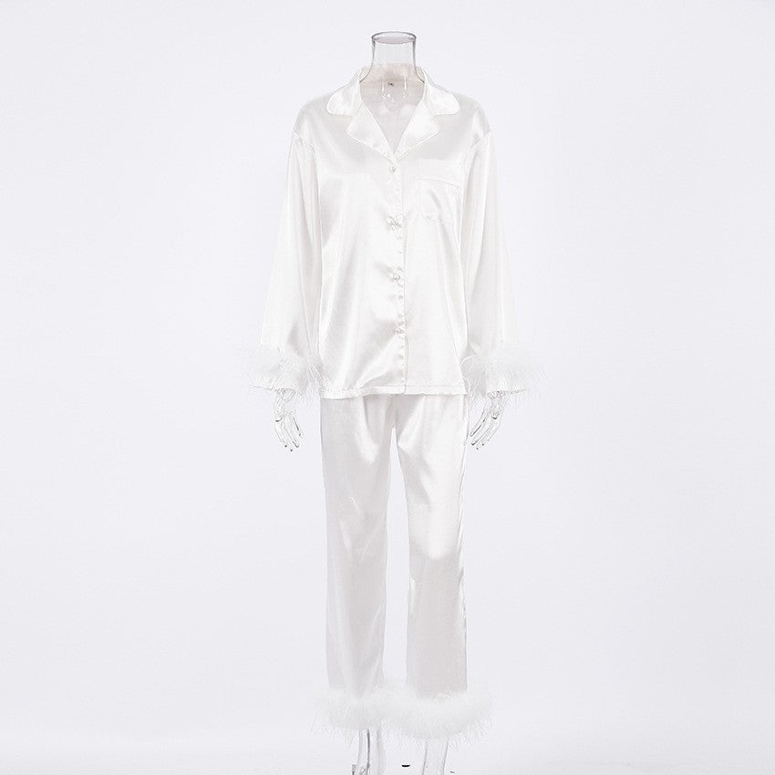 Dame Satin pyjamas med elegante fjerdetaljer Stilla