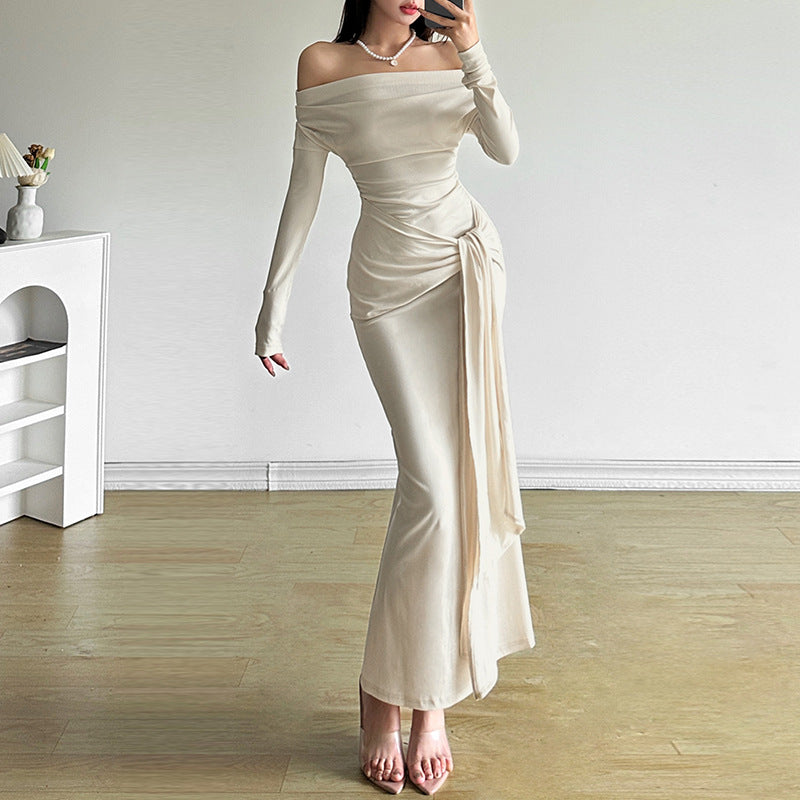 Dame elegant maxikjole med off-shoulder design og raffineret indpakningseffekt Stilla