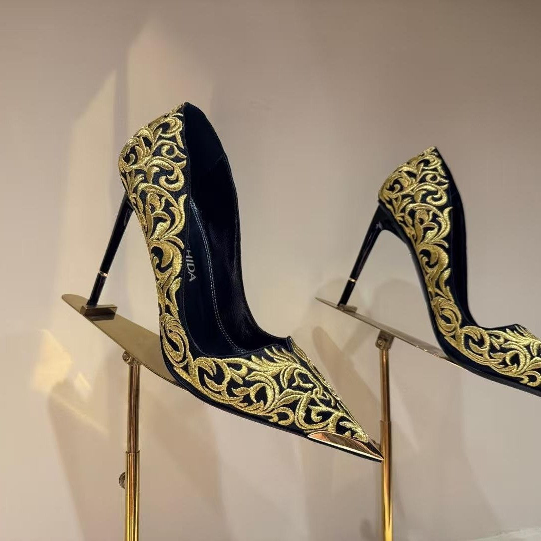 Femme Broderede Spidse Stiletto Hæle med Metal Akcenter Stilla