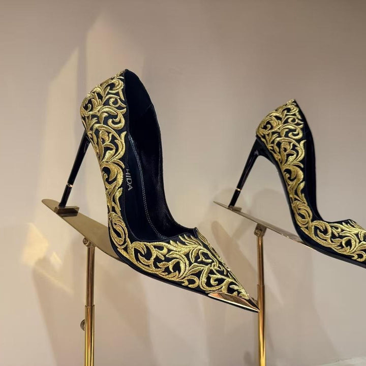 Femme Broderede Spidse Stiletto Hæle med Metal Akcenter Stilla