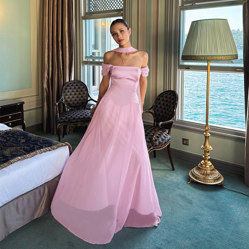 Kvinders aftenkjole med off-shoulder design og elegante ruffle accenter Skovae