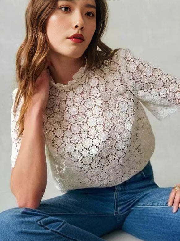 Dame spids bluse med romantisk hulmønster og elegante flæsedetaljer Stilla