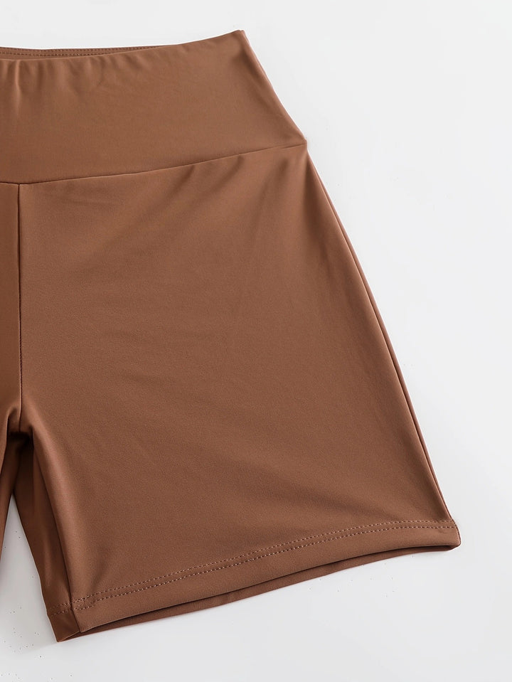 Dame sporty bikini-sæt med asymmetrisk top og behagelige shorts Stilla