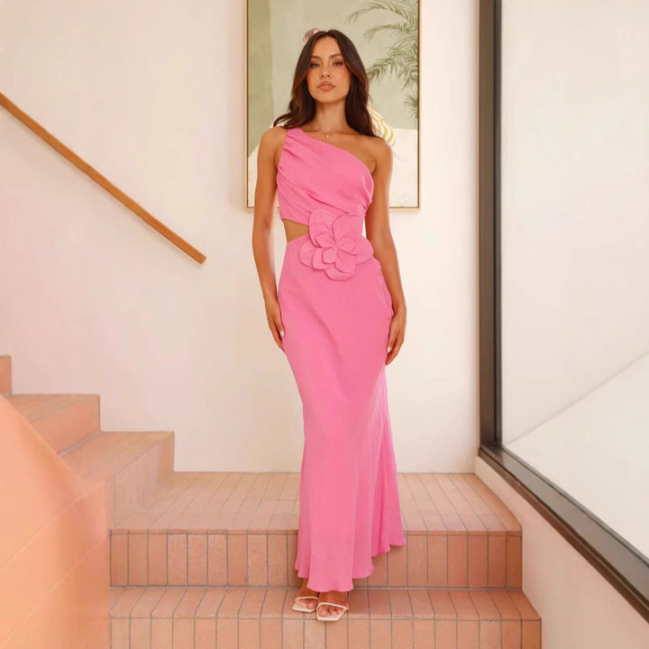Kvindernes elegante maxikjole med asymmetrisk snit og blomsterdetalje