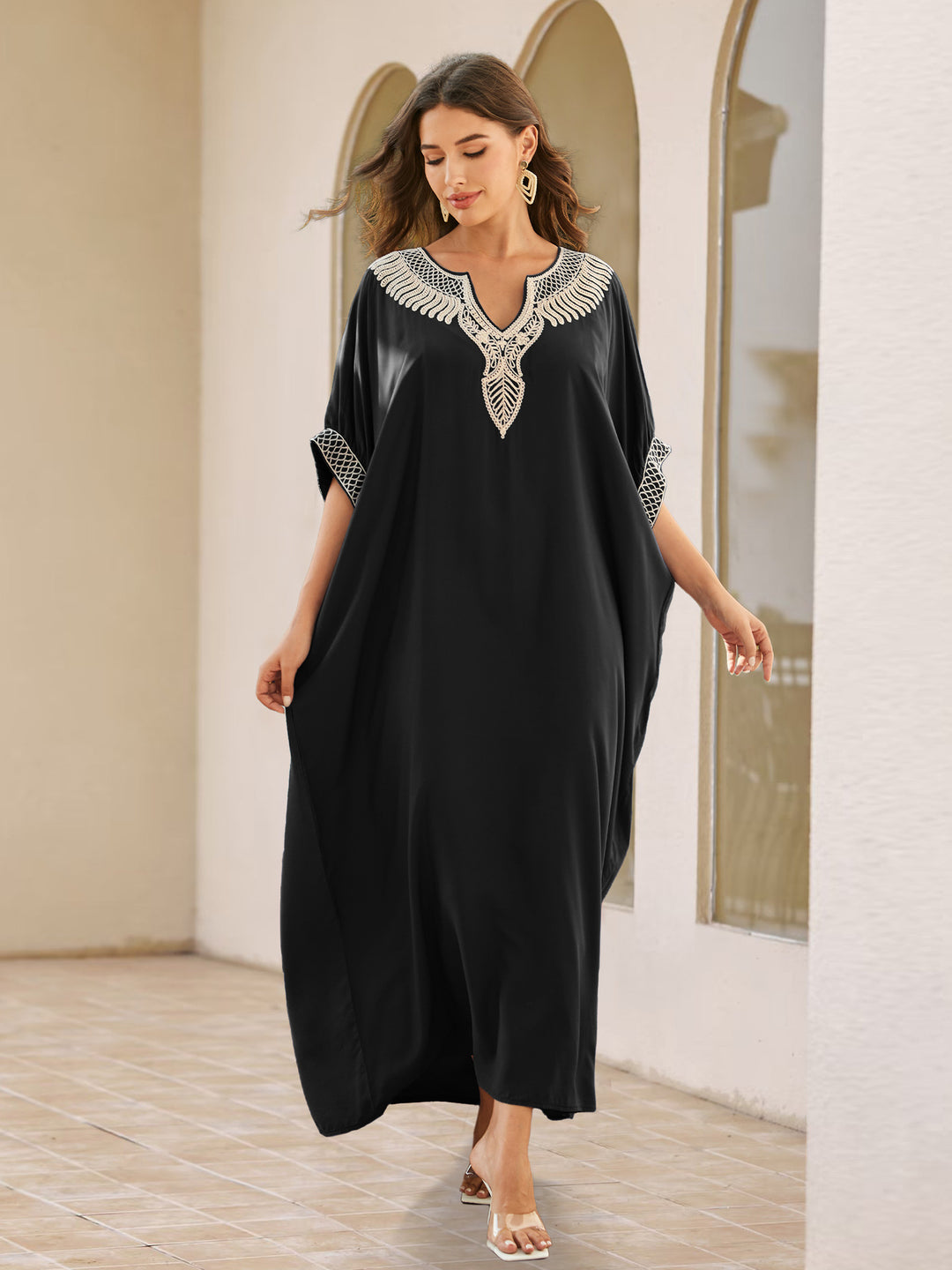 Dame Kaftan med kunstneriske udsmykninger og elegant V-hals Stilla