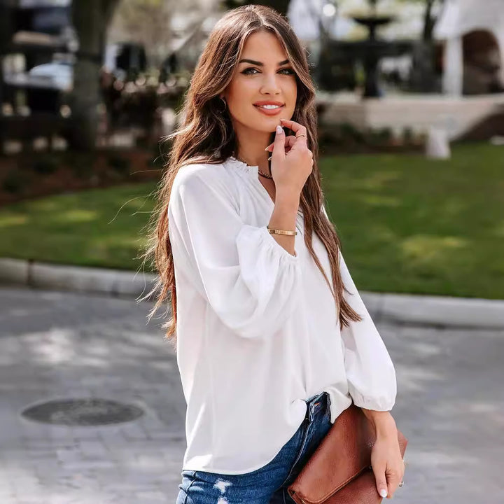 Dame V-hals Bluse med elegante flæser Stilla
