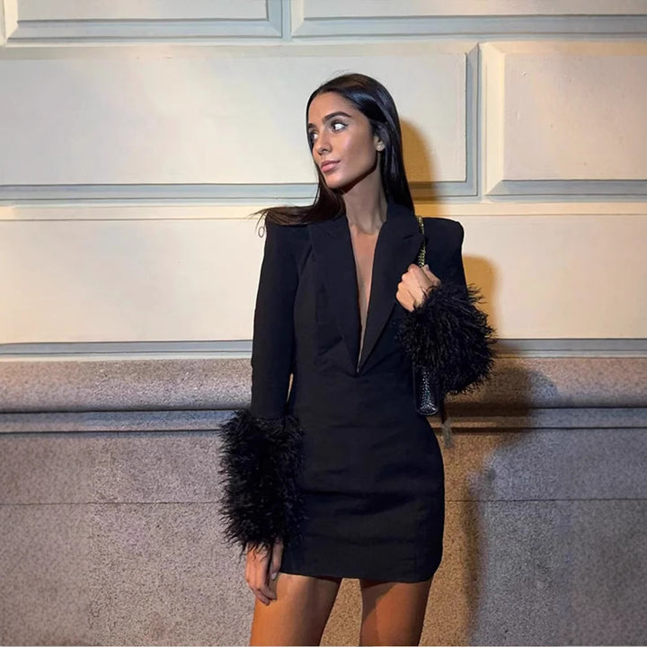 Dame Elegant Mini Kjole med Dyb U-dskæring og Iøjnefaldende Fleece Detaljer