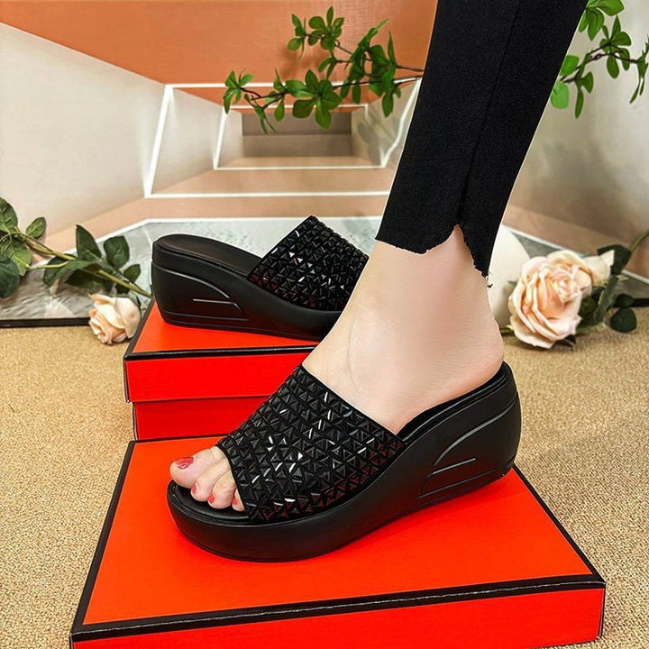 Dame plateau-geta med moderne remdesign og glitrende accent Stilla
