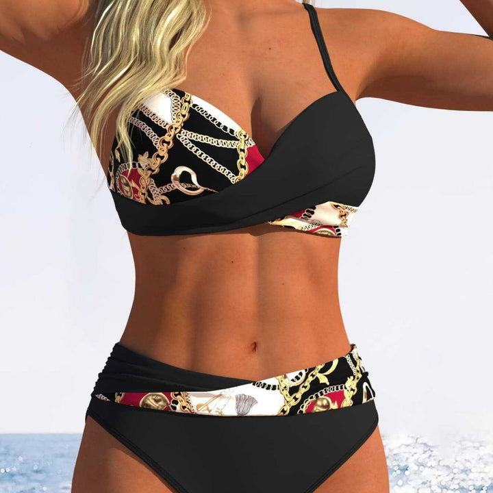 Dame bikini-sæt med moderigtig viklelook og smart kædemønster Skovae
