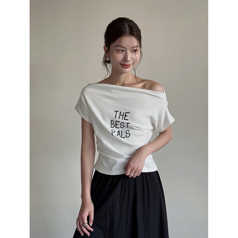 Dame afslappet off-shoulder T-shirt med kreativt tryk Stilla