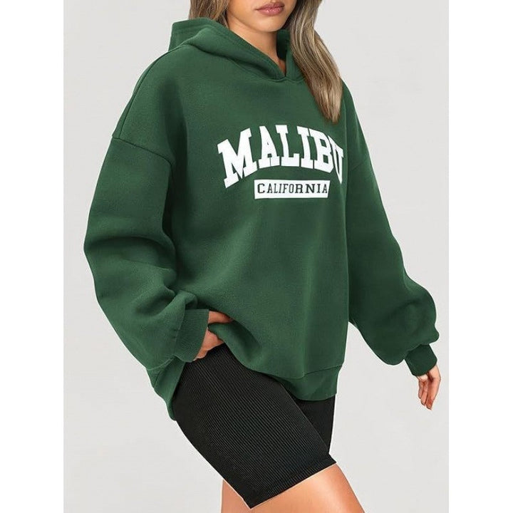 Kvindernes casual hoodie med oversized pasform og iøjnefaldende print Skovae