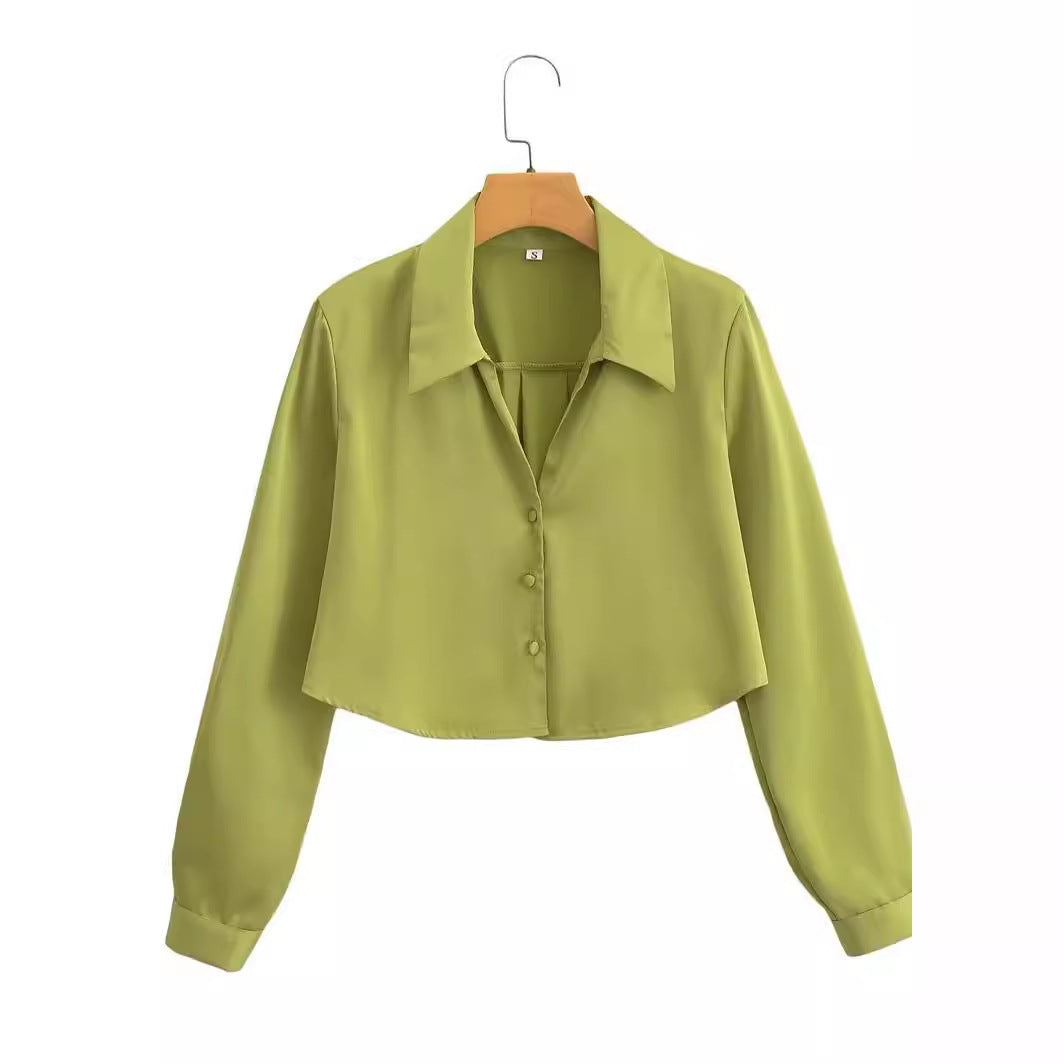 Dame cropped bluse med elegant krave og knapdetaljer Stilla