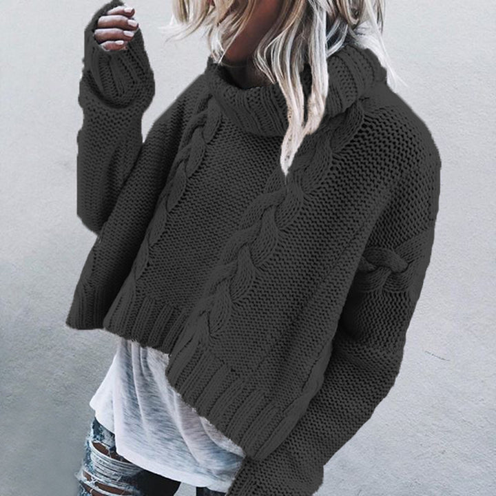 Kvindernes cropped strikkede sweater med rullbar krave og kabelmønster Stilla